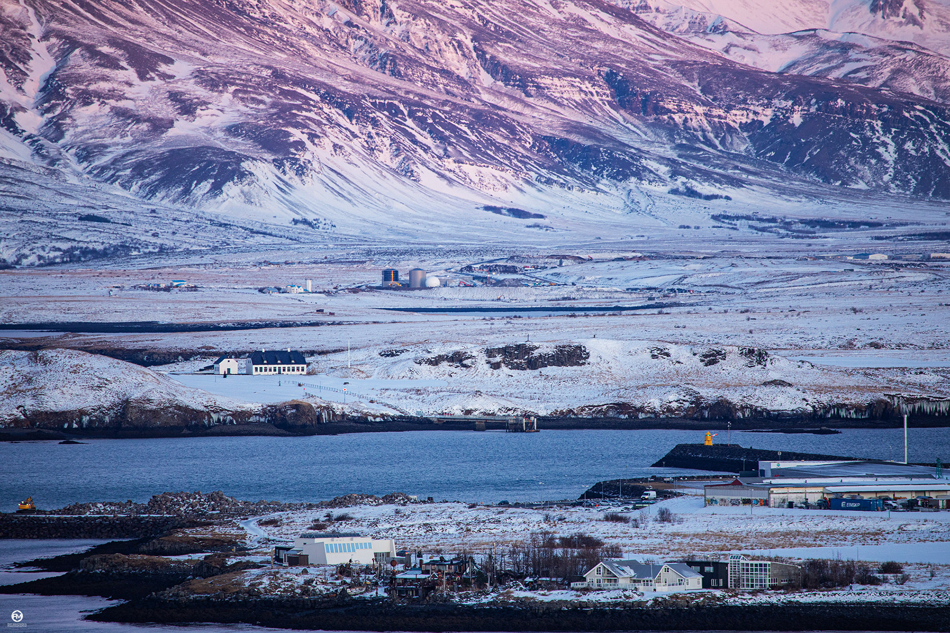 粉红色的天，冰岛的雪 