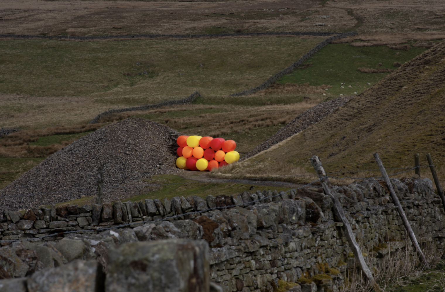 荒野地,氣球降落在廢墟上(圖12)