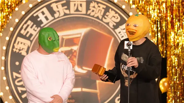 宝2021年度丑东西揭晓:绿头鱼之后 这个头套也要火了