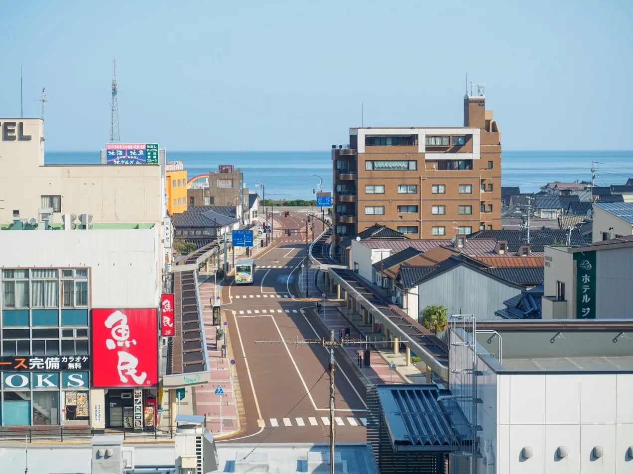 从北陆新干线糸鱼川站月台看到的糸鱼川市和日本海（2017年4月）